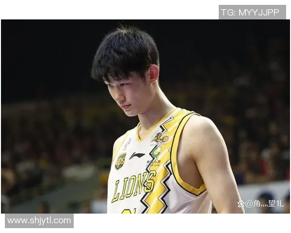 胡金秋：从青涩新星到篮球场上的璀璨巨星的成长之路与奋斗历程